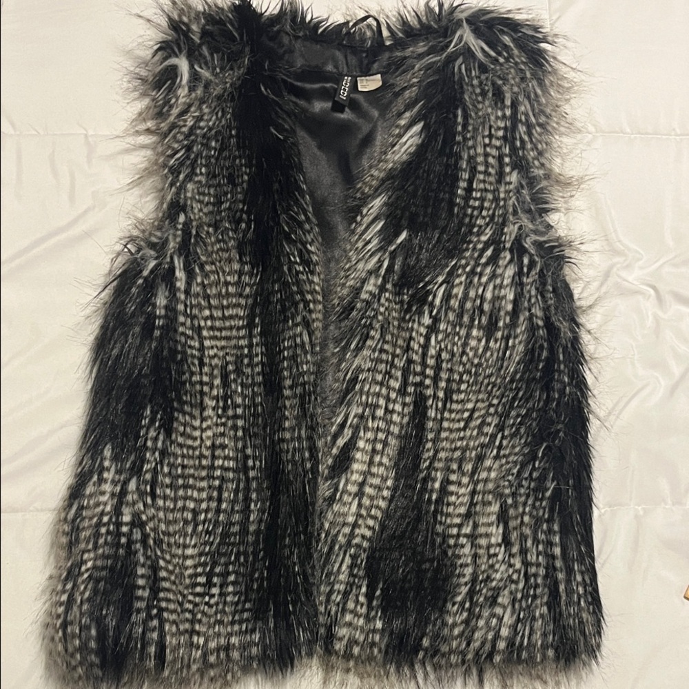 Divided H&M Faux Fur Vest in Black and Gray